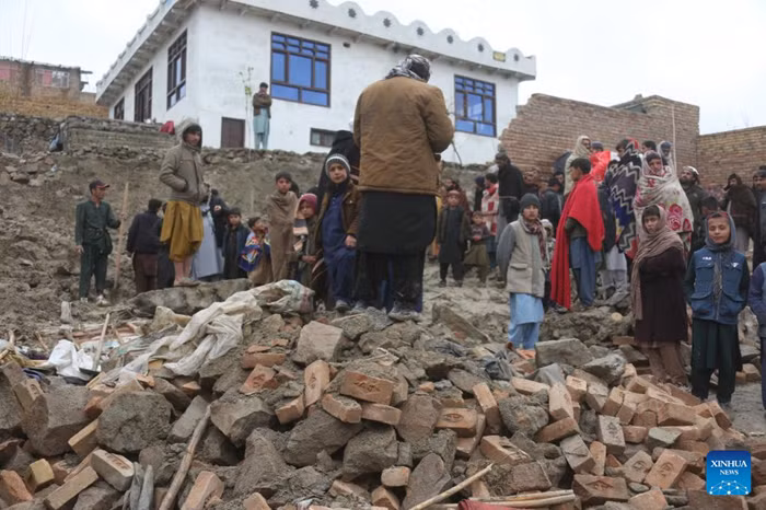 People stand on building ruins after an earthquake in Kabul province, Afghanistan, April 4, 2026. At least eight people have been killed in a 5.8-magnitude earthquake that struck northern Afghanistan on Friday evening, Mohammad Yousuf Hammad, a spokesman for the Afghanistan National Disaster Management Authority, said. (Photo: Xinhua)
