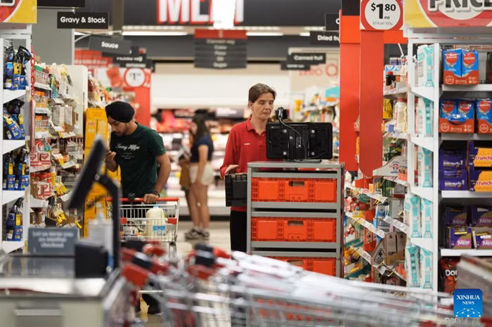 A staff member checks stock at a supermarket in Canberra, Australia, on Jan. 22, 2026. Australia's unemployment rate fell to 4.1 percent in December as the total number of hours worked by Australians hit two billion for the first time, according to official figures released on Thursday. The Australian Bureau of Statistics (ABS) said that the unemployment rate dropped from 4.3 percent in November to 4.1 percent in December, the equal-lowest level recorded in 2025. (Photo: Xinhua)