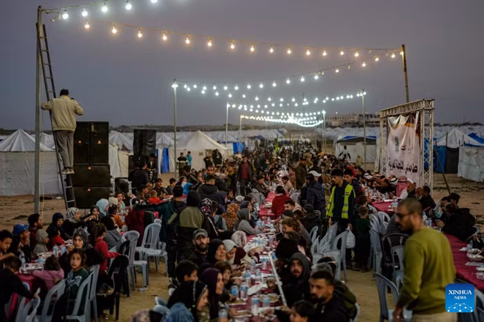 Palestinians gather for a group Ramadan iftar among tents for displaced people in the Netzarim area in the central Gaza Strip, on Feb. 21, 2026. (Photo: Xinhua)