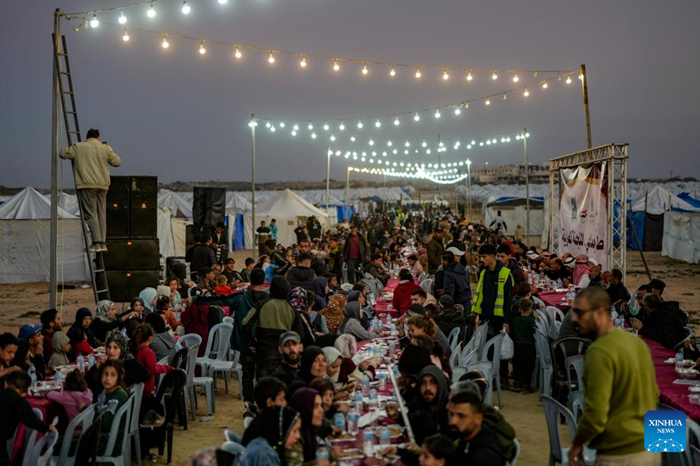 Palestinians gather for a group Ramadan iftar among tents for displaced people in the Netzarim area in the central Gaza Strip, on Feb. 21, 2026. (Photo: Xinhua)