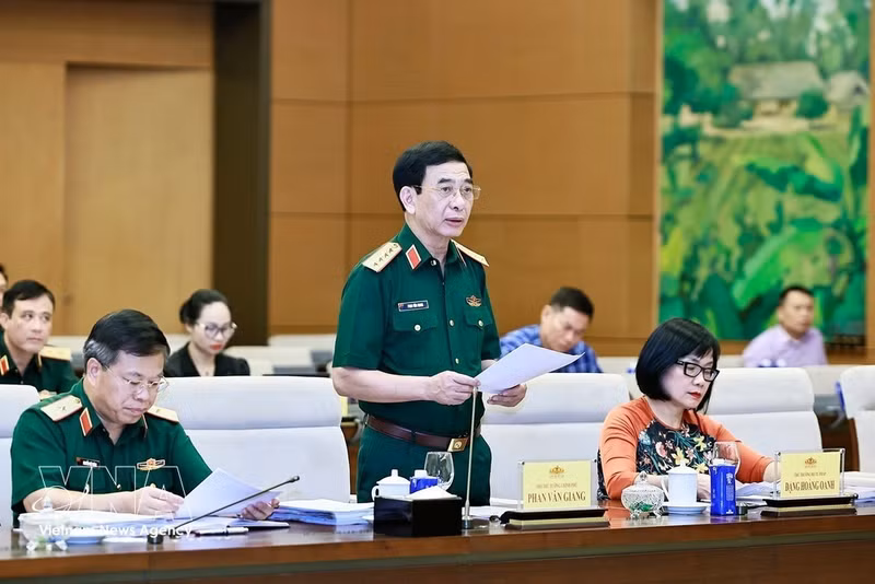 Deputy Prime Minister and Minister of National Defence General Phan Van Giang presents the bill at the session. (Photo: VNA)