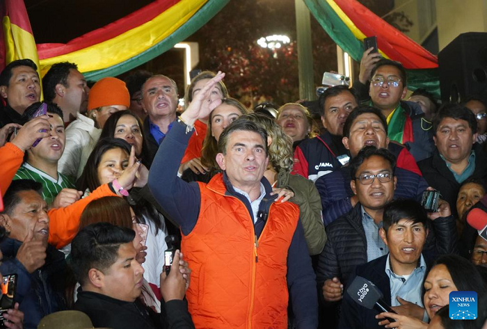 Bolivian presidential candidate Rodrigo Paz Pereira (front) speaks to his supporters in La Paz, Bolivia, Aug. 17, 2025. Bolivia's Supreme Electoral Tribunal announced Sunday that the country's presidential election will go to a runoff after no candidate secured the required majority in the first round. (Photo: Xinhua)