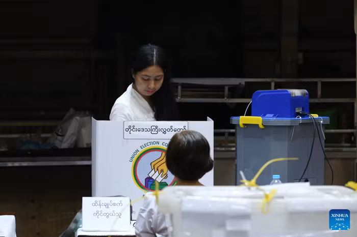 A voter casts her vote at a polling station in Yangon, Myanmar, Jan. 25, 2026. The final phase of Myanmar's multi-party democratic general election began on Sunday morning, with polling stations opening in about 60 townships. (Photo: Xinhua)