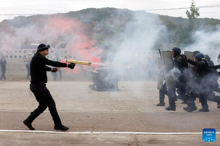 A fake protester (L) confronts with Romanian riot policemen during the "Carpathian Blue Shield 2025" international exercise at the Gendarmerie Training Center in Ochiuri village, north of Bucharest, Romania, Sept. 25, 2025. Over 500 riot policemen from Romania and other European countries participated at the drill. (Photo: Xinhua)
