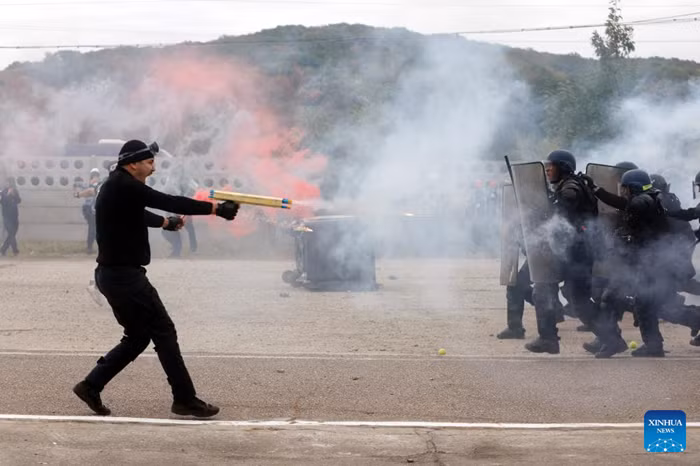 A fake protester (L) confronts with Romanian riot policemen during the "Carpathian Blue Shield 2025" international exercise at the Gendarmerie Training Center in Ochiuri village, north of Bucharest, Romania, Sept. 25, 2025. Over 500 riot policemen from Romania and other European countries participated at the drill. (Photo: Xinhua)