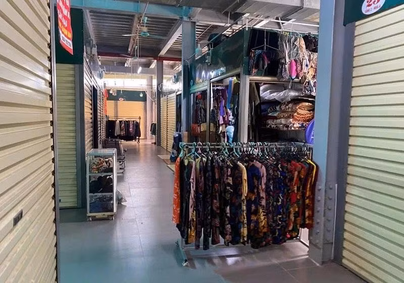 Some traditional markets in Ha Noi have seen, many vendors have closed their shops and ceased trading.