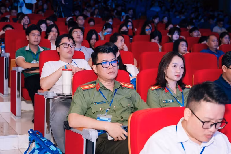 The event attracted strong interest and participation from students representing universities across Ha Noi.