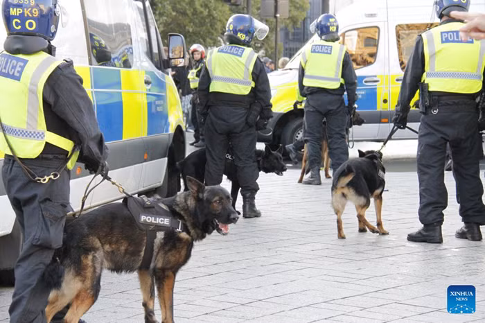 Police officers and police dogs are on duty in London, Britain, on Sept. 13, 2025. More than 100,000 protesters have joined an anti-immigration rally organized by a far-right activist on Saturday in central London. The "Unite the Kingdom" rally, organized by far-right activist Stephen Yaxley-Lennon, known as Tommy Robinson, led to substantial police presence and violent clashes in between protesters and between protesters and police. Multiple arrests were witnessed on-site. (Photo: Xinhua)