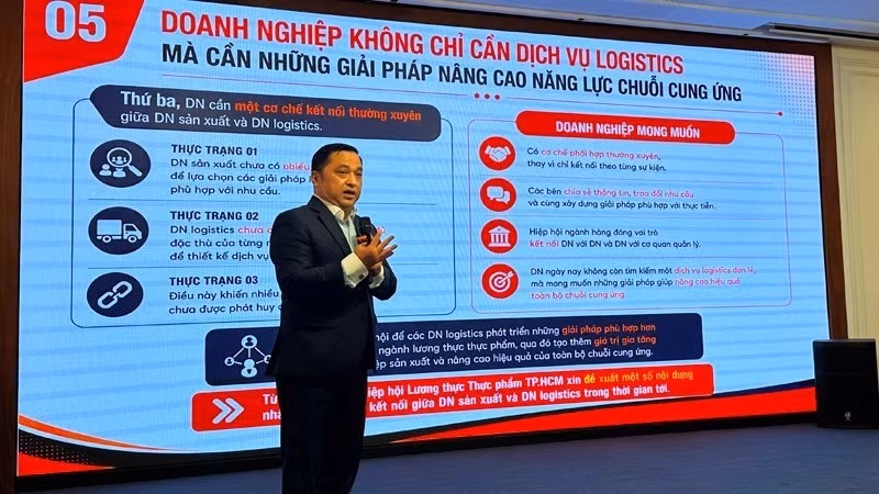 Nguyen Phuc Khoa, Vice Chairman of the Ho Chi Minh City Food and Foodstuff Association, addresses the conference.