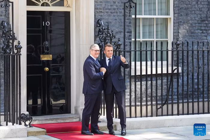 British Prime Minister Keir Starmer (L) welcomes French President Emmanuel Macron at 10 Downing Street in London, Britain, on July 10, 2025. British Prime Minister Keir Starmer said on Thursday that Britain and France have signed a new deal to allow the two countries to coordinate their nuclear deterrents for the first time. (Photo: Xinhua)