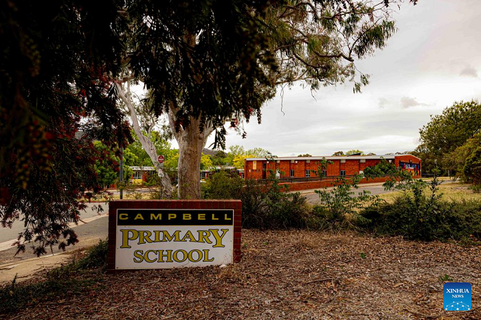 This photo taken on Nov. 17, 2025 shows the closed Campbell Primary School in Canberra, Australia. More than 70 schools in the Australian capital of Canberra were ordered to close on Monday due to growing concerns about possible asbestos contamination from decorative sand products. The government of the Australian Capital Territory (ACT) said that 71 of 94 public schools in Canberra and surrounding suburbs would be closed on Monday after an audit found widespread use of sand products in which asbestos had been detected. (Photo: Xinhua)