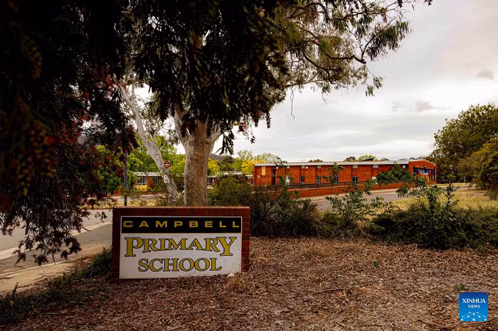 This photo taken on Nov. 17, 2025 shows the closed Campbell Primary School in Canberra, Australia. More than 70 schools in the Australian capital of Canberra were ordered to close on Monday due to growing concerns about possible asbestos contamination from decorative sand products. The government of the Australian Capital Territory (ACT) said that 71 of 94 public schools in Canberra and surrounding suburbs would be closed on Monday after an audit found widespread use of sand products in which asbestos had been detected. (Photo: Xinhua)