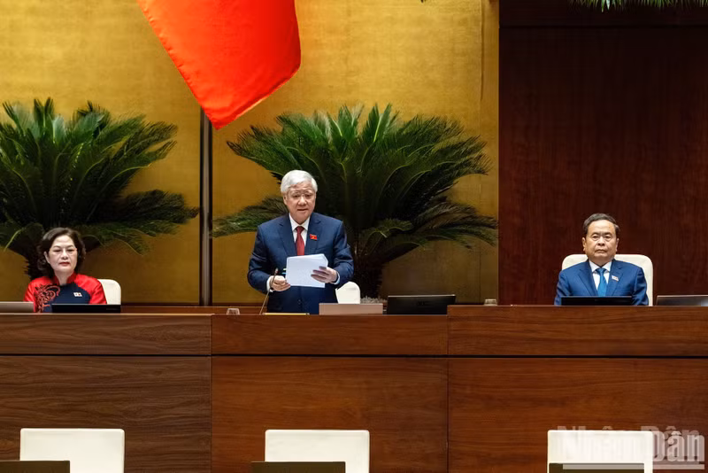 Standing Vice Chairman of the National Assembly Do Van Chien presides over the opening session.