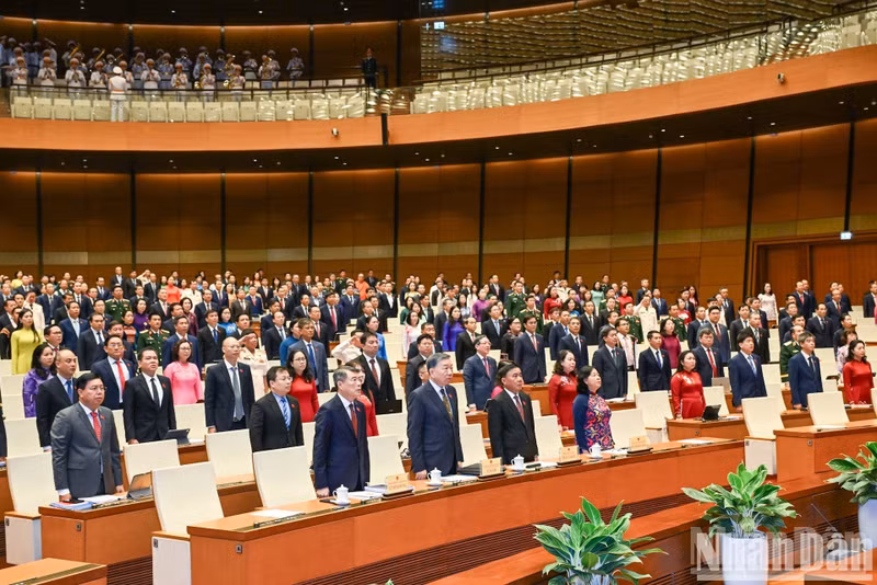 General Secretary and State President To Lam, Prime Minister Le Minh Hung, Permanent member of the Communist Party of Viet Nam Central Committee's Secretariat Tran Cam Tu, President of the Viet Nam Fatherland Front Central Committee Bui Thi Minh Hoai, and delegates participate in the flag-raising ceremony at the opening session.