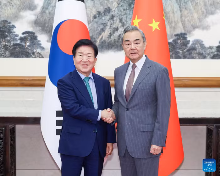 Chinese Foreign Minister Wang Yi, also a member of the Political Bureau of the Communist Party of China Central Committee, meets with Park Byeong-seug, special envoy of President of the Republic of Korea (ROK) Lee Jae-myung, in Beijing, capital of China, Aug. 24, 2025. (Photo: Xinhua) 