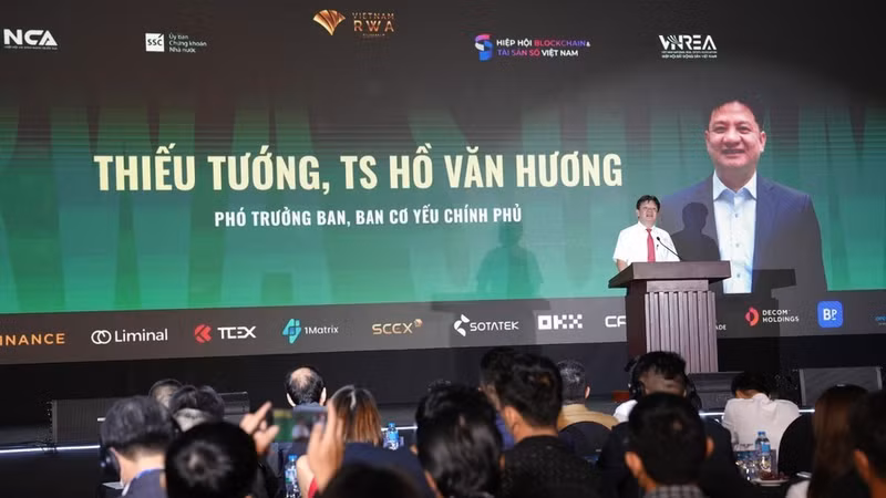 Major General, Dr Ho Van Huong, Deputy Head of the Government Cipher Committee, speaks at the Viet Nam Real World Asset Summit 2026.