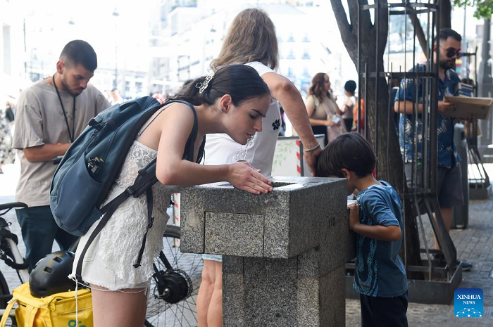 A woman drinks water from a water tap in Madrid, Spain, Aug. 4, 2025. Heatstroke alerts were issued in many places across Spain as the country is hit by a searing heatwave. (Photo: Xinhua)