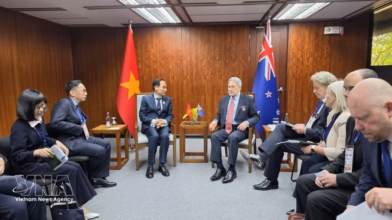 Vietnamese Minister of Foreign Affairs Le Hoai Trung (left) meets with New Zealand Foreign Minister Winston Peters on the sidelines of the 59th ASEAN Foreign Ministers' Meeting (AMM-59). (Photo: VNA)