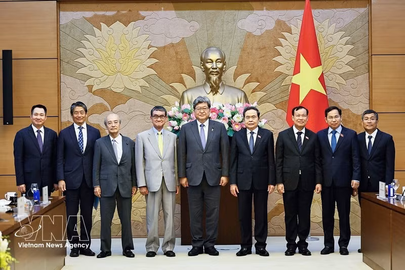 Delegates at the meeting between National Assembly Chairman Tran Thanh Man and Executive Acting Secretary General of Japan's Liberal Democratic Party (LDP) Hagiuda Koichi. (Photo: VNA)