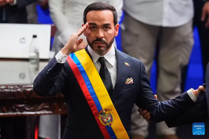 Abelardo de la Espriella receives the presidential sash during the new president's inauguration ceremony in Cali, Colombia, Aug. 7, 2026. Abelardo de la Espriella was sworn in as Colombia's new president on Friday in Cali, officially beginning his four-year term in office. (Photo: Xinhua)