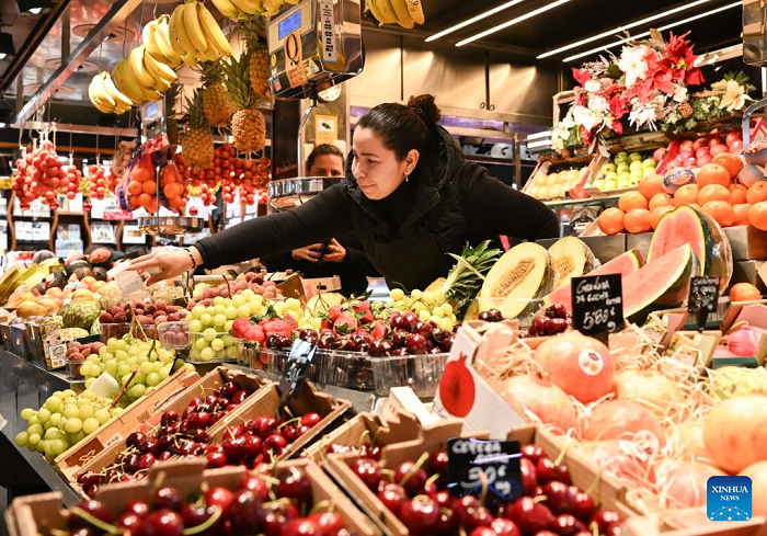 A vendor works at a market in Barcelona, Spain, Dec. 2, 2025. Annual inflation in the eurozone is expected to reach 2.2 percent in November, up from 2.1 percent in October, according to a flash estimate released on Tuesday by Eurostat, the statistical office of the European Union. (Photo: Xinhua)
