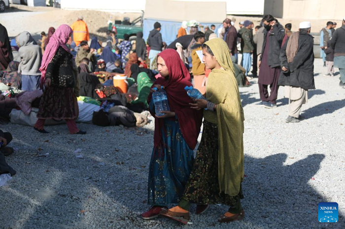 Newly arrived Afghan refugees receive water at a temporary camp in Kabul, Afghanistan, Nov. 23, 2025. A total of 2,102 Afghan families with 11,855 members returned to their homeland from neighboring Iran and Pakistan on Saturday, Afghanistan's High Commission for Addressing Returnees Problems said Sunday. (Photo: Xinhua)
