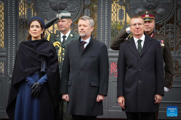 Latvian President Edgars Rinkevics (R, front) and visiting King Frederik X (C, front) and Queen Mary (L, front) of Denmark attend an official welcome ceremony at the Riga Castle in Riga, Latvia, Oct. 28, 2025. Latvian President Edgars Rinkevics met with visiting King Frederik X and Queen Mary of Denmark here on Tuesday to discuss bilateral relations, defense cooperation, security in the Baltic Sea region, and Ukraine situation. (Photo: Xinhua)