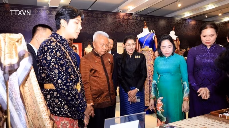 President of the National Assembly and Speaker of the House of Representatives of Thailand Sophon Zaram and other delegates visit the exhibition. (Photo: VNA)