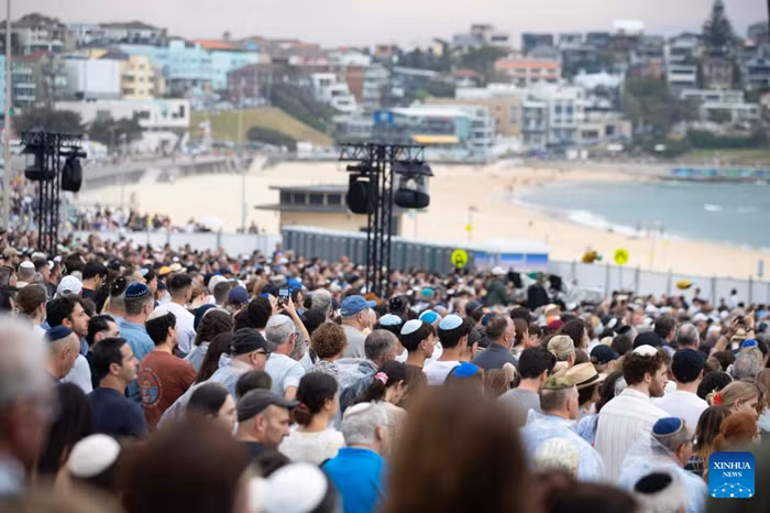 People gather at Bondi Beach for a memorial service to honor the victims of the deadly terror attack a week earlier in Sydney, Australia, Dec. 21, 2025, the National Day of Reflection. Thousands of people gathered at Sydney's Bondi Beach on Sunday evening to mark one week since a fatal mass shooting claimed the lives of 15 innocent people there. (Photo: Xinhua)