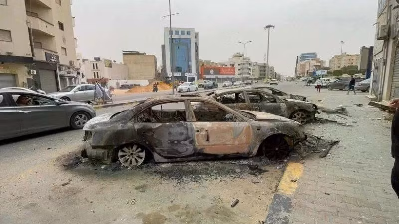 Cars are destroyed after clashes in Tripoli. (Photo: VNA/Xinhua)