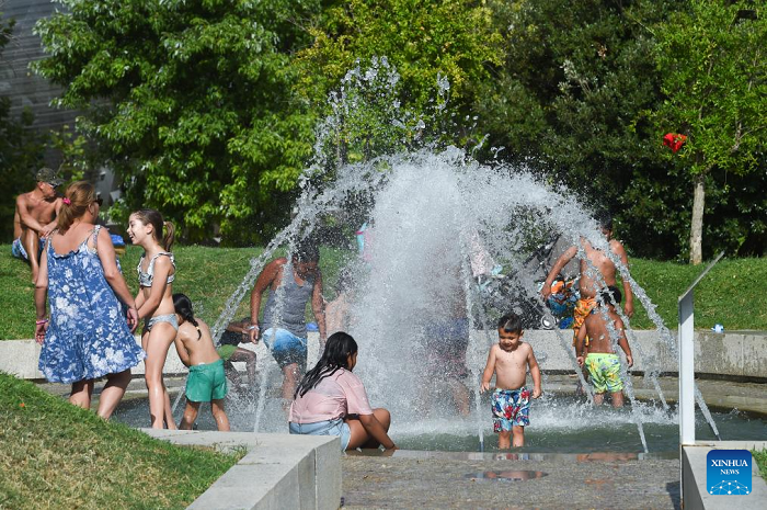 People cool off at a fountain in a park in Madrid, Spain, June 29, 2025. Spain has been hit by a new round of heatwave since Saturday, with temperatures in many regions expected to exceed 40 degrees Celsius in the coming days. (Photo: Xinhua)