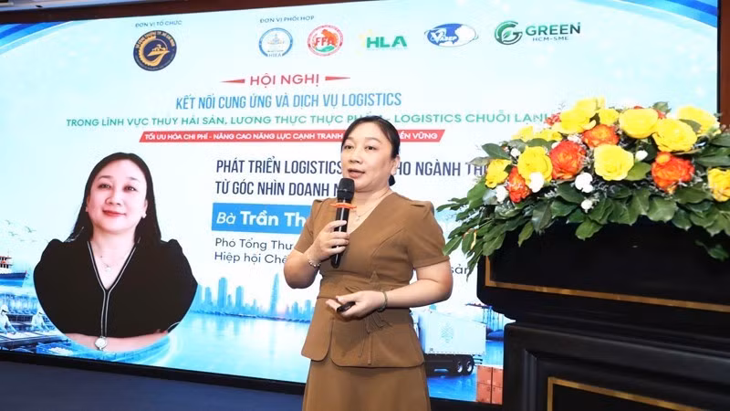 Tran Thuy Que Phuong, Deputy Secretary General of the Viet Nam Association of Seafood Exporters and Producers (VASEP), presents her views at the conference.