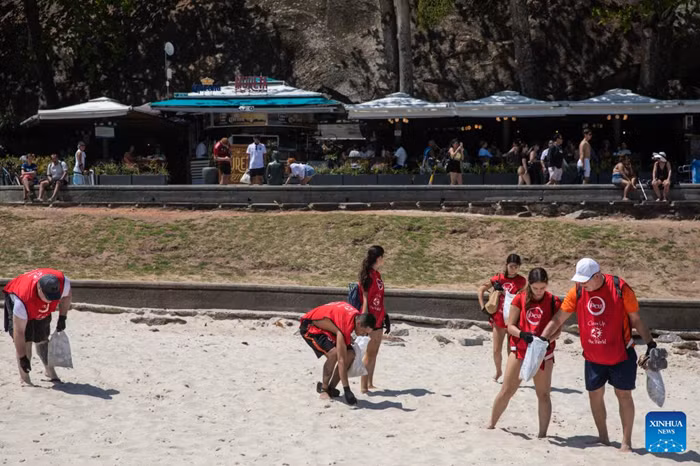 Volunteers pick up trash at Copacabana Beach, Rio de Janeiro, Brazil, Sept. 20, 2025. World Cleanup Day is an annual global event that is marked every third Saturday in September with the aim of combating the global solid waste problem. (Photo: Xinhua)