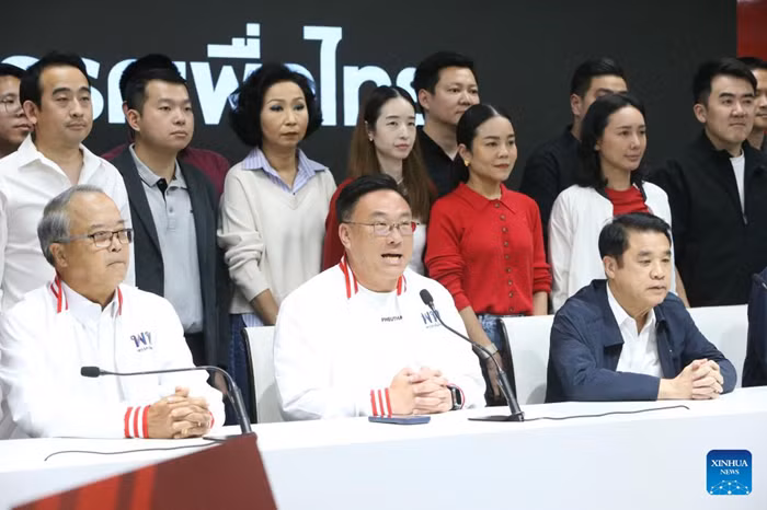 Julapun Amornvivat (C, front), leader of the Pheu Thai Party, speaks at a press conference at the headquarters of the party in Bangkok, Thailand, Feb. 8, 2026. Thailand's caretaker Prime Minister and Bhumjaithai Party leader Anutin Charnvirakul announced at a press conference on Sunday that the Bhumjaithai Party has won Thailand's House of Representatives election. With more than 87 percent of ballots counted by the country's Election Commission, the Bhumjaithai Party is leading the vote, followed by the People's Party in second place and the Pheu Thai Party in third. (Photo: Xinhua)