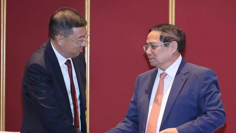 Prime Minister Pham Minh Chinh (right) meets Chairman of the Bank of China (BOC) Ge Haijiao on June 24, 2025. (Photo: VNA)