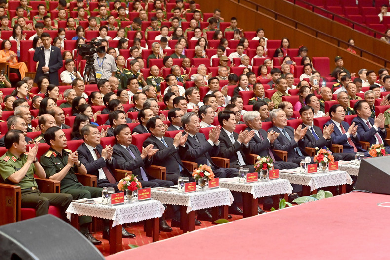 Party and State leaders attend the meeting. tong-bi-thu-du-gap-mat-nguoi-co-cong-2025-1.jpg