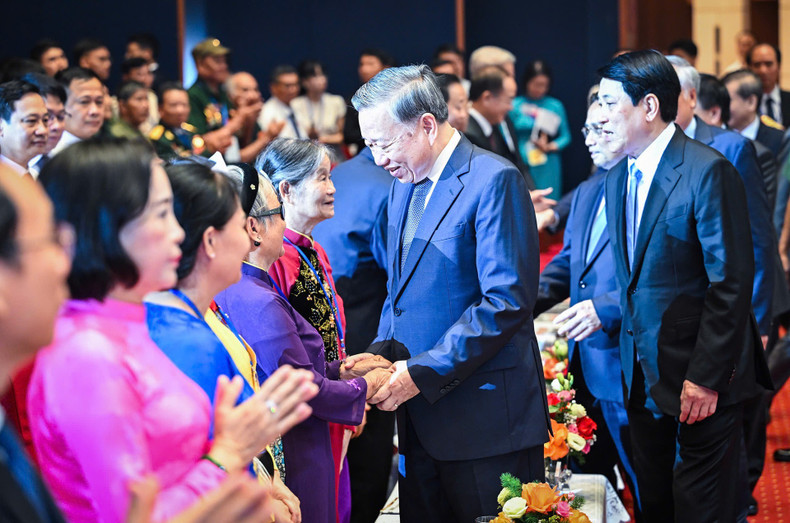 Party General Secretary To Lam and other Party and State leaders extend their regards to Heroic Vietnamese Mothers, national contributors, and exemplary historical witnesses at the programme. tong-bi-thu-to-lam-1.jpg