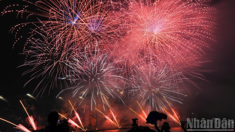 Fiery fireworks displays by the team from the RoK. 4-5533.jpg