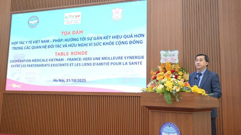 Deputy Minister of Health Tran Van Thuan delivers remarks at the seminar. image-34.jpg