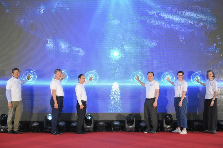 Delegates perform the commitment ceremony to “Join Hands for a Blue Sky in Viet Nam.” (Photo: THE DAI) image-23.jpg