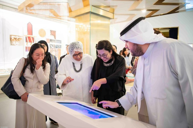 Both spouses watch exhibits at the museum (Photo: baoquocte.vn)