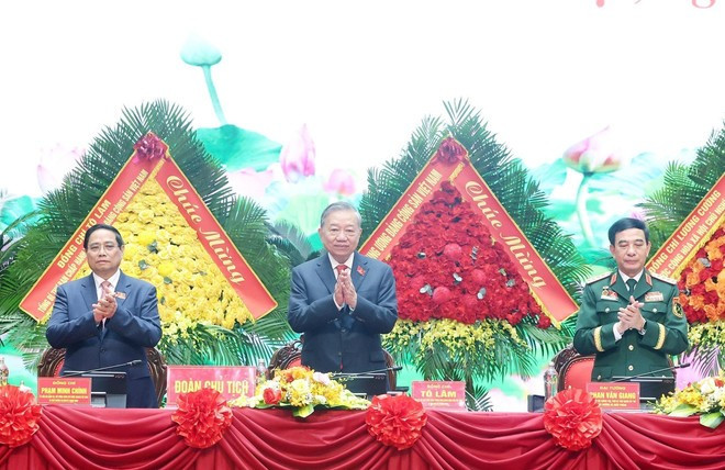 Fromt left: Politburo member and Prime Minister Pham Minh Chinh, a standing member of the Central Military Commission; Party General Secretary To Lam, who is also Secretary of the Central Military Commission, and General Phan Van Giang, Deputy Secretary of the Central Military Commission and Minister of National Defence attend the congress. (Photo: VNA) Fromt left: Politburo member and Prime Minister Pham Minh Chinh, a standing member of the Central Military Commission; Party General Secretary To Lam, who is also Secretary of the Central Military Commission, and General Phan Van Giang, Deputy Secretary of the Central Military Commission and Minister of National Defence attend the congress. (Photo: VNA)
