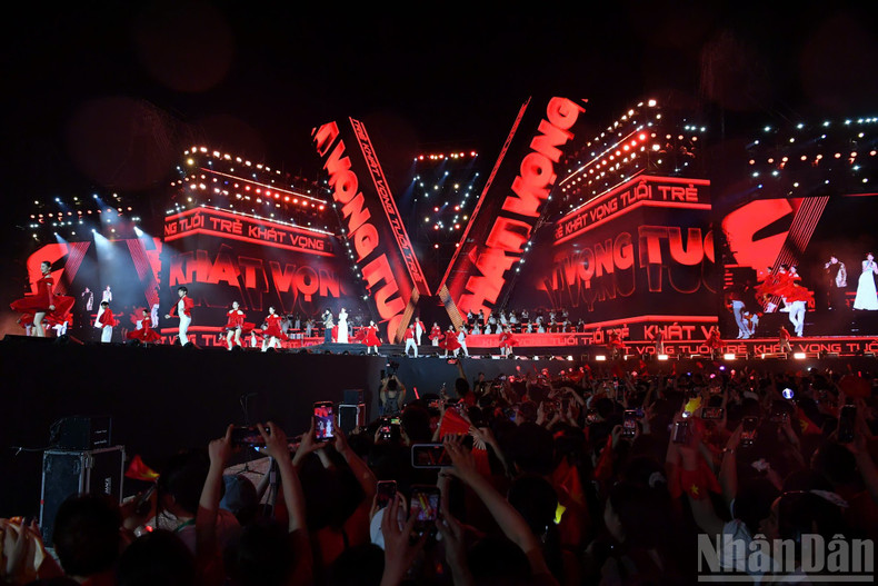 "Homeland in Our Hearts" was a concert of gratitude and pride for the tens of thousands of attendees at My Dinh National Stadium and the millions watching online nationwide. 7.jpg