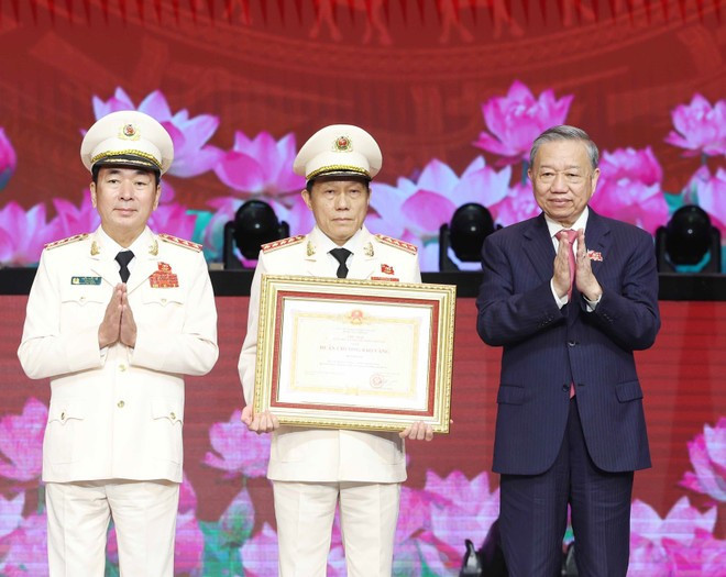 Party General Secretary To Lam awards the Gold Star Order to the People’s Public Security Force. (Photo: VNA) Party General Secretary To Lam awards the Gold Star Order to the People’s Public Security Force. (Photo: VNA)