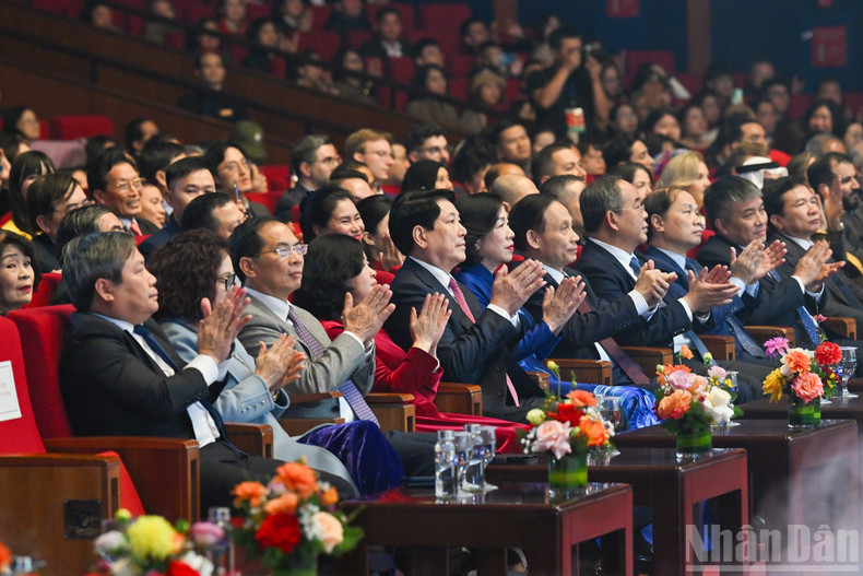 State President Luong Cuong and his spouse, Nguyen Thi Minh Nguyet, with delegates attending the “Homeland Spring 2026” programme.
