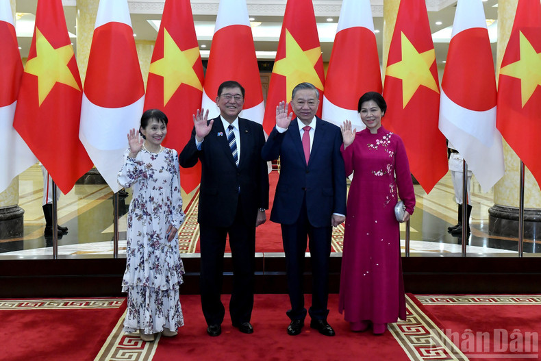 Party General Secretary To Lam and his spouse with Japanese Prime Minister Ishiba Shigeru and his spouse. (Photo: Dang Khoa) image-29.jpg