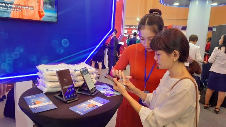Citizens of Ho Chi Minh City experience advanced digital technologies at the exhibition themed “Technology elevates life”. image-27.jpg