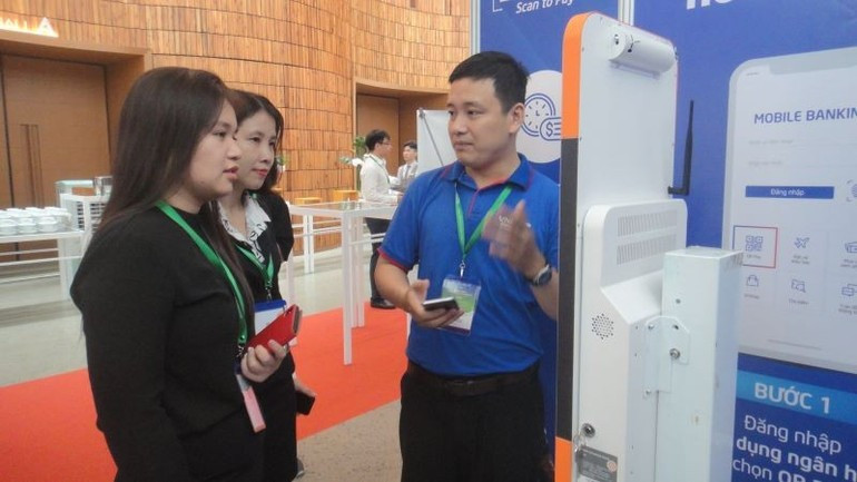 Consumers explore fintech solutions at the Ho Chi Minh City Economic Forum. image-28.jpg