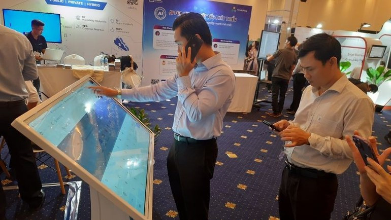 Delegates visit the exhibition “Technology Elevates Life” held in Ho Chi Minh City. image-23.jpg