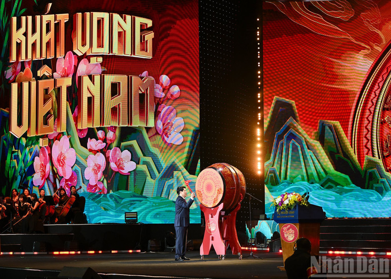 State President Luong Cuong beats the ceremonial drum to inaugurate the Lunar New Year 2026.